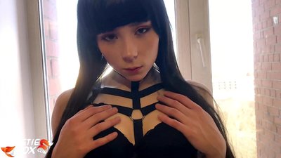 Ыстық брюнетка ақша үшін терең және сезімтал сорады